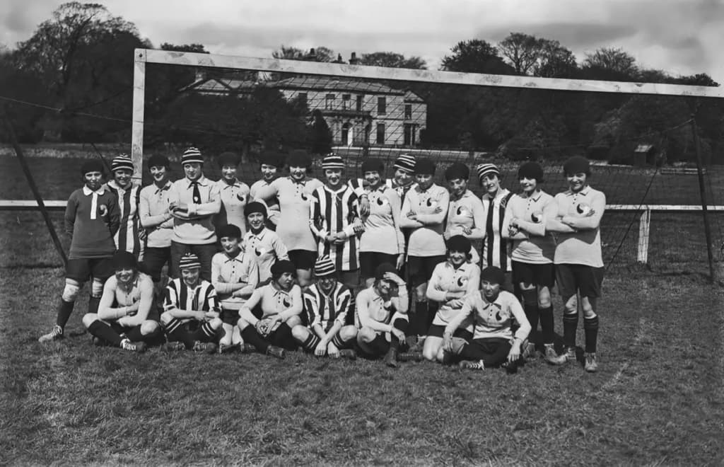 فريق كرة القدم للنساء الفرنسي يلعب ضد إنجلترا في بريستون ، المملكة المتحدة ، 29 أبريل 1920. المباراة جذبت أكثر من 50000 متفرج.
