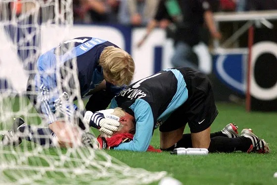 Iconic Football Moments Oliver Kahn Consoles Valencia's Goalkeeper After their CL Final Loss
