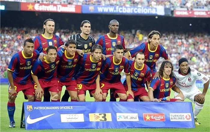 Iconic Football Moments Ronaldinho Invited to Barcelona Team Photo